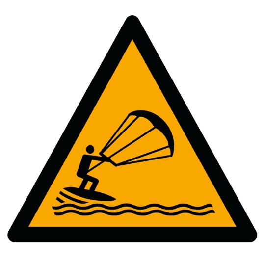 Pratique du kitesurf ISO 7010 – Panneau de danger loisir / vent fort