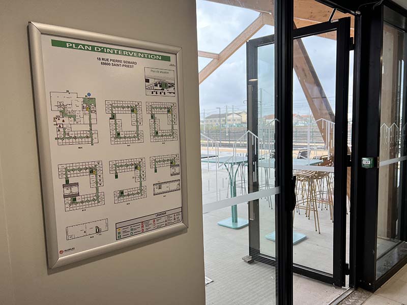 signalétique de sécurité cadre clic clac plan d'évacuation insitu