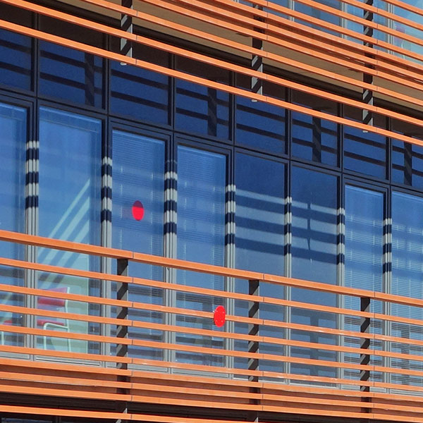 pose d'une pastille rouge d'accès pompier sur une fenêtre de façade