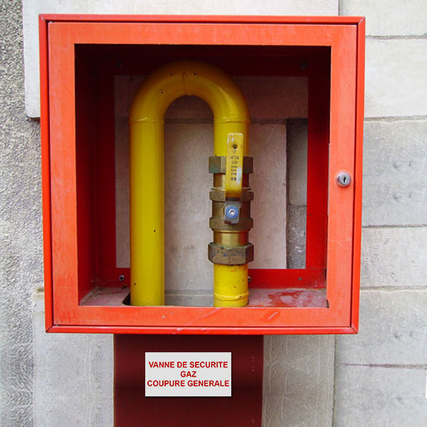 plaque réglementaire de vanne de sécurité gaz posée en chaufferie