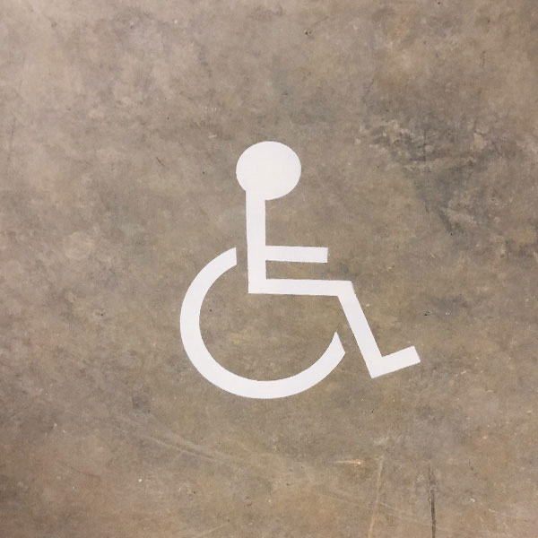pochoir de marquage au sol d'une place de stationnement adaptée