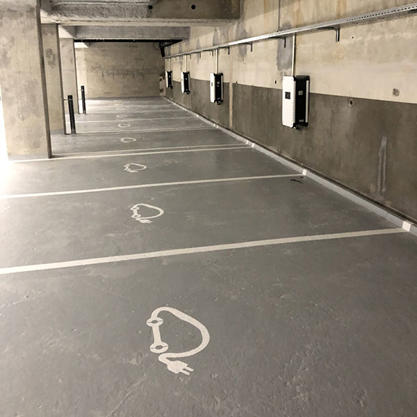 marquage au sol d'une place de recharge pour véhicule électrique en parking
