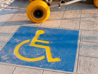 signaletique fauteuil roulant pmr trottoir parking place handicapé