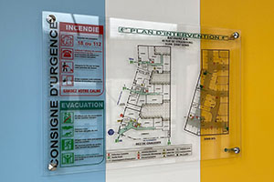 plan d'évacuation imprimé sur plexiglas