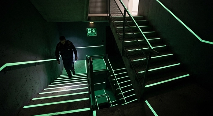 Balisage photoluminescent d'évacuation sur les nez de marche et les paliers d'un escalier ERP