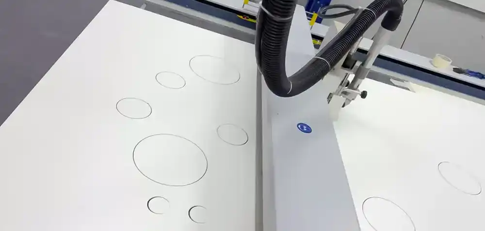 Découpe numérique du gabarit de pose de gaine technique en Forex 3mm sur table Zünd G3 - Aluplex Signalétique