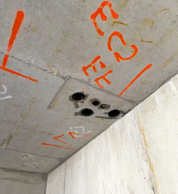 Réservations de gaine technique dans dalle béton décoffrée - résultat gabarit de pose Aluplex : circulaires, nettes, conformes au plan bureau d'études