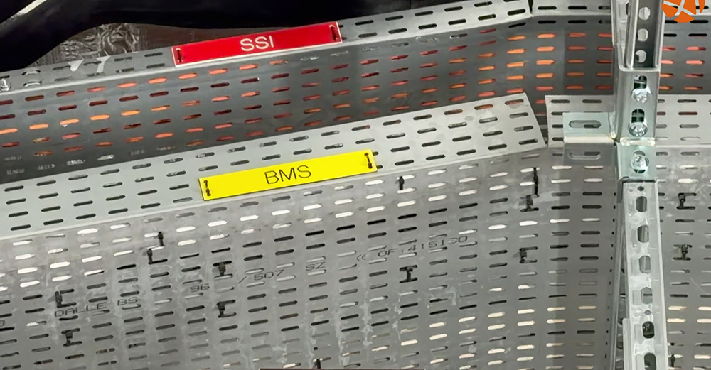 Étiquettes drapeau gravées SSI et BMS sur chemins de câbles d'un data center