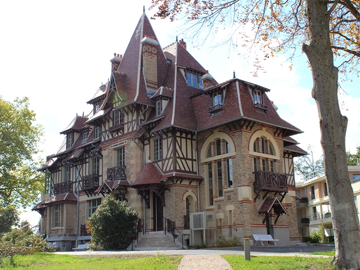 Signalétique extérieure de la résidence seniors du Manoir du Vieux Moulin à Rambouillet