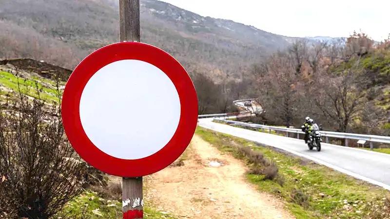 Panneau routier B0 de circulation interdite dans les deux sens