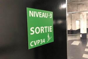 plaque de porte de sortie de parking réalisée par Aluplex