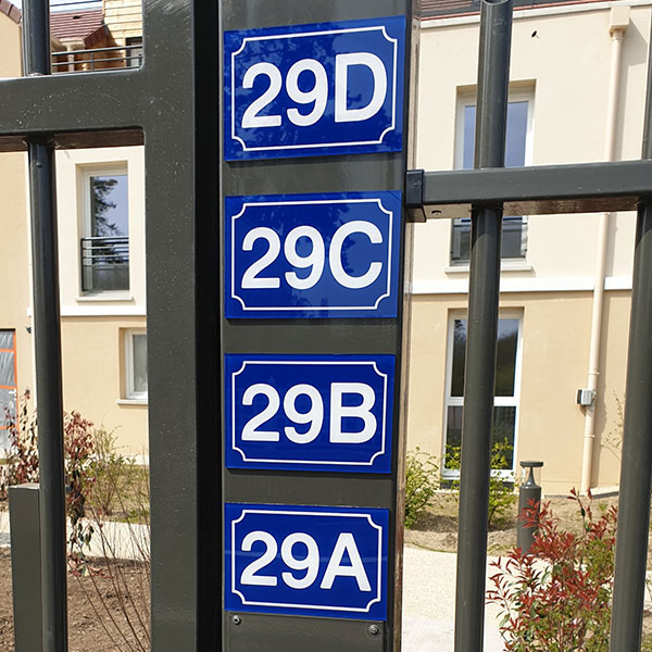 plaque de rue en plexiglas