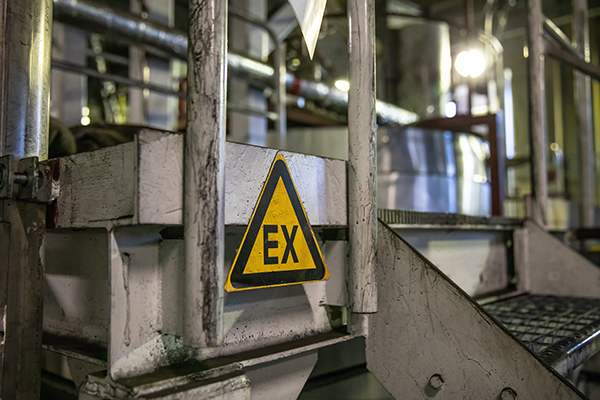 Panneau d'identification d'une zone EX ATEX à l'entrée d'un emplacement à risque