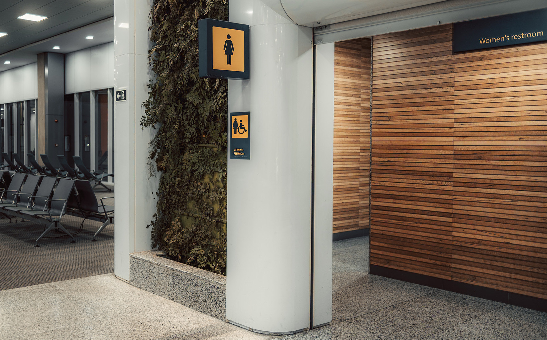 signalétique PMR de toilettes accessibles en aéroport