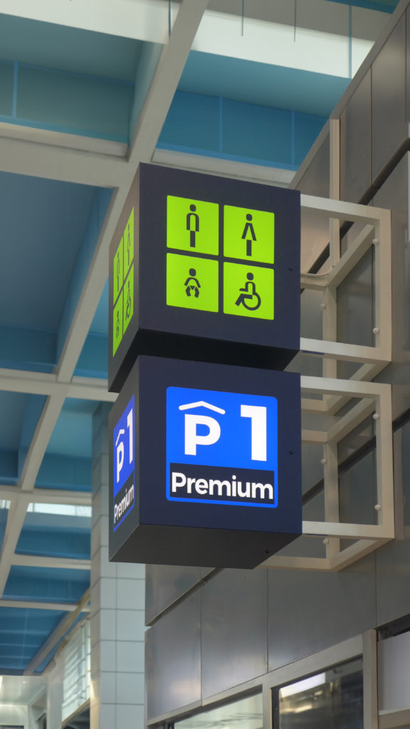 signalétique d'orientation d'un terminal aéroportuaire
