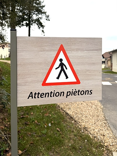 Panneau de danger Attention piétons en Dibond impression bois