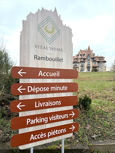 totem d'entrée de la résidence senior du vieux moulin