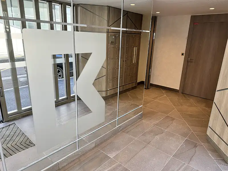 vitrophanie sur miroir