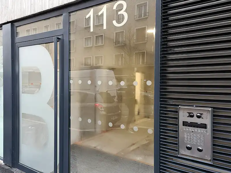 vitrophanie porte principale batiment