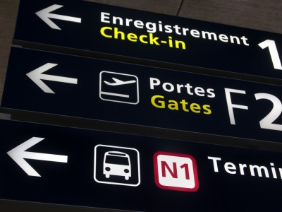 Comment choisir une typographie adaptée à la signalétique professionnelle ?